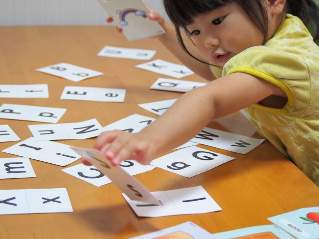英語カードで学習する子供